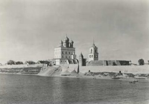 Pskow. Kreml. Dreifaltigkeitskathedrale (1365-1367 und 1699). Ansicht von Südwesten