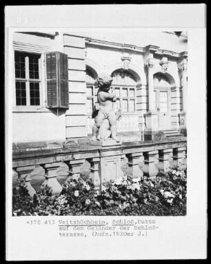 Putto auf dem Geländer der Schloßterrasse