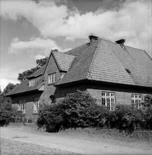 Volksschule: Dörfergemeinschaftsschule mit Köthel (Kreis Herzogtum Lauenburg): davor Vorgarten mit Büschen