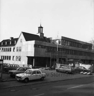 Rathaus: Hamburger Straße: zweiter Erweiterungsbau vor Fertigstellung: vorn rechts und links parkende Pkws: hinten Mitte Bauschild und Bauschutt: hinten links Altbau mit Türmchen vor Umbau