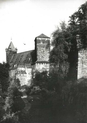 Nürnberg, Burg : Nürnberg. Burg. Blick nach Norden auf den fünfeckigen Turm, die Kaiserstallung (H. Behaim d. Ä.) und den Turm Luginsland