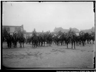 Besichtigung des Feld-Artillerie-Regiments Nr. 46 (o. J.) Enthält: Berittene Soldaten und Offiziere vor mit Pferden bespannten Geschützlafetten in der Wolfenbütteler Kaserne