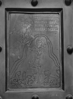 Tür des Hauptportals, linke Seite, Detail: Daniel in der Löwengrube (Reihe 2, Tafel 2)