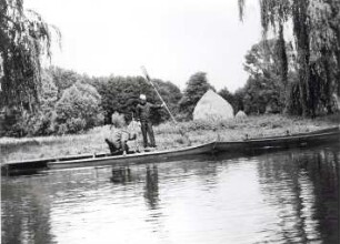Alltag im Spreewald : Ort: Błota / Spreewald. Kinder an einem Kahn am Ufer