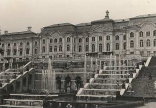 St. Petersburg. Schloß Peterhof (1714/1723). Großer Palast. Ansicht mit der Großen Kaskade