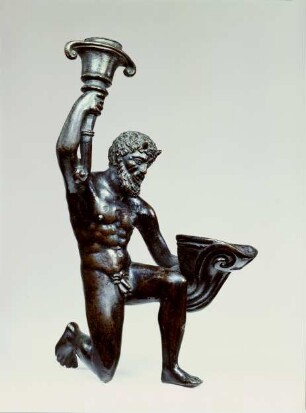 Kniender Satyr