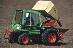 Fotografie: Düngerstreuer, Schleuderstreuer, Zweischeibenstreuer, Systemtraktor