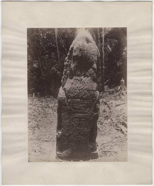 Stele 6 (K). Seitenansicht.