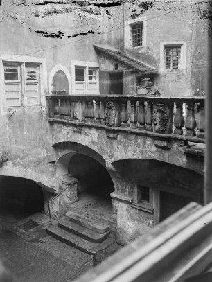 Unbekannter Ort. Innenhof eines Schlosses?