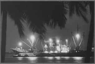 Schiffe im Hafen von Lagos bei Nacht