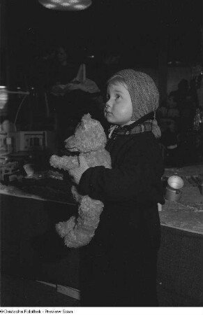 Kind mit einem Teddybären im Arm