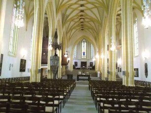 Stiftskirche-Langhaus (IHallenkirche) Innen-Ansicht nach Osten mit Ausstattung sowie profilierten Stützsäulen und Chorraum im Osten