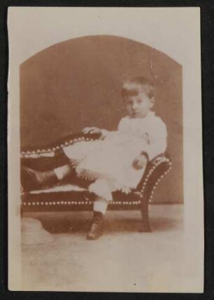 Hofmannsthal als Kleinkind, liegend auf einer Kindercouch