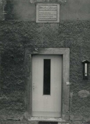 Malschendorf, Am Spritzenberg 9. Zweiseithof (1855). Wohnstallhaus. Haustür und Inschrift