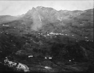 Panoramablick : Blick über eine bergige Landschaft mit einzelnen Siedlungen