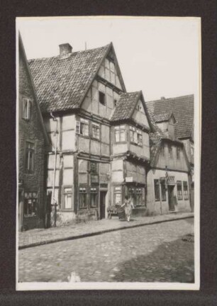 Die Häuser Nr. 34-38 in der Krumme Str. Aus der Sammlung: Pecher. Detmold. Krumme Str. Papierabzug