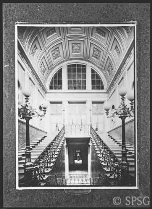 Wiesbaden, Treppenhaus, Postkartenaufnahme (Reproduktion), 1937.