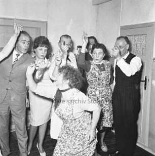 Laienspielbühne Oststeinbek: Behns Gasthof: Saal: Aufführung der niederdeutschen Komödie "Sluderkram in't Treppenhus": Blick auf die Bühne mit Peter Nohr, Peter Balzereit, Gudrun Kahlbohm, Max Schellhorn, Karl Adolphi, Irma Lengwenus, Werner Schwark und Erna Wehner