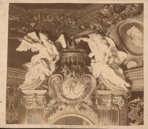 Berliner Schloss, Berlin Kurfürstenzimmer (Brautkammer), Kaminaufsatz aus der Wohnung Friedrich I.: Ansicht Kaminecke um 1700, Stuck, teilweise versilbert, Famadarstellungen und Wappen Friedrich I. (FR)