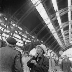 Leipzig. Hauptbahnhof. Reisende auf einem Bahnsteig wartend