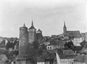 Bautzen. Stadtteilansicht mit Alter Wasserkunst, Michaeliskirche und Petrikirche