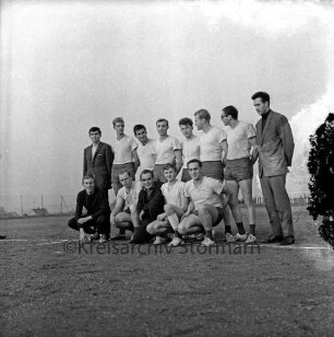 Verein für Leibesübungen (VfL) Oldesloe von 1862 e.V.: Handballmannschaft auf Sportplatz