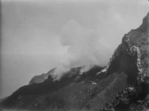 Krater : Rauch steigt aus den Kratern des Stromboli auf