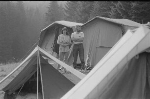 Čičmany. Akt-Pleinair 1980. Vermutlich Eva Mahn und Volkhard Wilhelm zwischen Zelten
