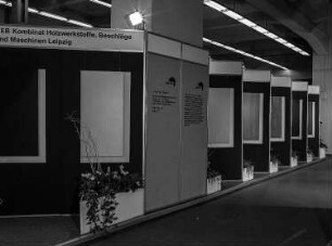 Ausstellungsfläche des VEB Kombinat Holzwerkstoffe, Beschläge und Maschinen Leipzig