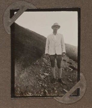 Heinrich Zimmer mit Hut auf einer Wiese in den Bergen stehend