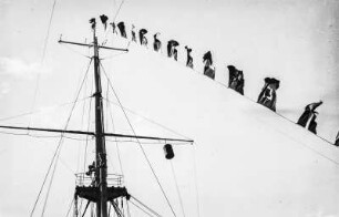 Flaggengala der Monte Cervantes (HSDG-Spitzbergenfahrt der Monte Cervantes Leonhardt 1928)