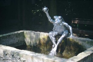 Skulpturen in Detmold, Ameide, Landesmuseum, Frosch-Springbrunnen ; farbig