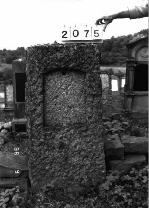 Grabstein 2075 (Index: 100096980) Maße HxBxT: 117x56x23 cm: Grabstein 2075