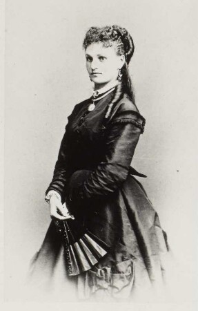 Porträt Nemanoff, ? (nachgewiesen 1865/um 1870; Schauspielerin o. Tänzerin). Albuminabzug auf Karton (Carte-de-visite mit Atelieraufdruck verso)