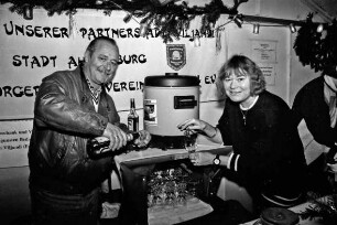 Weihnachtsmarkt am Schloss: Christa Drenckhahn und Ehemann Hans Werner verkaufen Glühwein