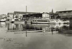 Dresden-Neustadt. Winterhafen der Weißen Flotte Dresden. Blick vom Hafendamm auf Dampfer und Motorschiffe. Im Hintergrund Lagerschuppen des ehemaligen Verkehrshafens