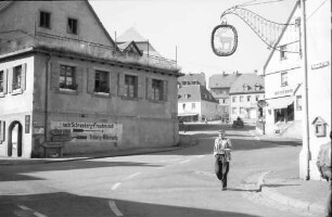 St. Georgen (Schwarzwald): Gasse mit Aushängeschild "Hirsch"