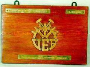 Schmucktafel mit VEB-Emblem