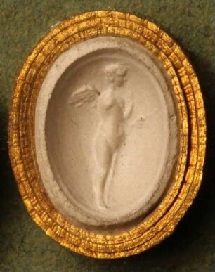 Stehender Cupido, den Finger an den Mund legend (Daktyliothek, Erstes Mythologisches Tausend)