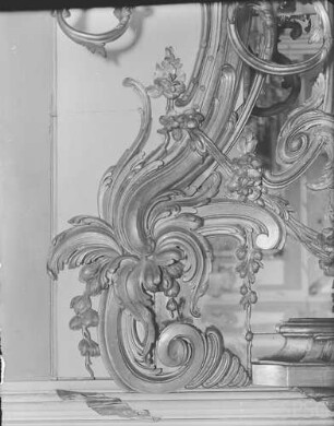 Potsdam, Neues Palais, 1. Obergeschoß, Obere Galerie, R.: 241, Untere Ecke des nördlichen Spiegels an der Ostseite.