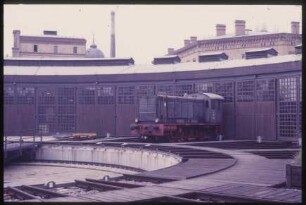 Lokomotive "RCT 36629" vor dem Lokschuppen