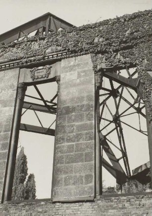 Dresden-Südvorstadt, Nürnberger Straße/Hohe Straße. Ruine der Zionskirche (1908-1912, R. Schilling, J. W. Gräbner; zerstört 1945), als Lapidarium genutzt. Südwand