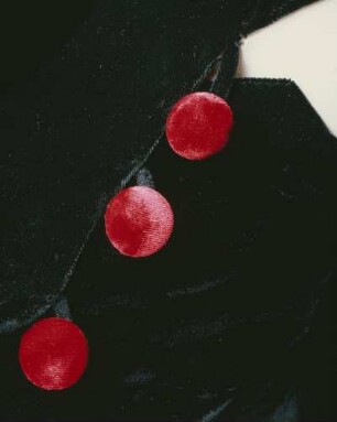 Hauskleid aus schwarzem und rotem Seidensamt mit asymmetrischem Knopfverschluss auf der linken Schulter (Archivtitel)