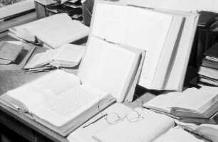 Wittenweiler: Arbeitsplatz mit Bibeln