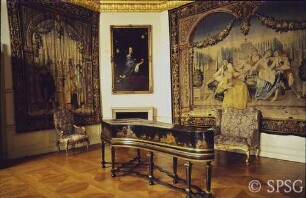 Berlin, Schloss Charlottenburg, Altes Schloss, Vorkammer, (1. Hautelisse-Kammer), R. 103, Blick ins Zimmer mit Wandteppichen, Flügel und Sitzmöbeln.