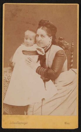 Hugo von Hofmannsthal als Säugling mit seiner Mutter Anna