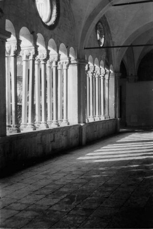 Kreuzgang : Blick in den Kreuzgang eines Klosters in Dubrovnik.