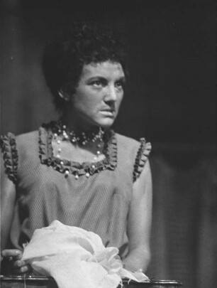 Szenenbilder aus "Eine Rosine in der Sonne", Schauspiel von Lorraine Hansberry mit Musik von Günter Hauk (Regie: Hans Dieter Mäde, Ausstattung: Peter Friede). Maxim-Gorki-Theater Berlin, 25.03.1963 (Premiere am 27.03.1963)