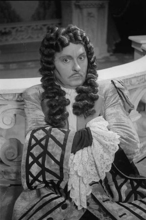 Szenenbilder aus der Komödie "Der Menschenfeind" von Molière am Schlossparktheater Berlin-Steglitz