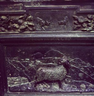 Linkes Portal — Widder und knurrende Hunde